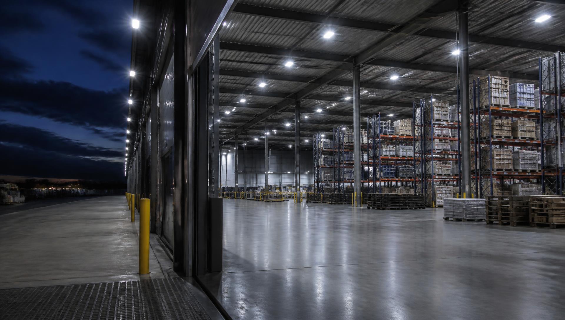 Upplyst industrihall med LED-armaturer i taket